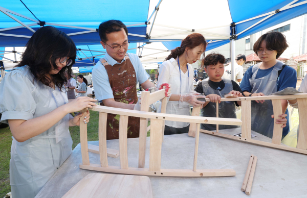 참가자들과 가구 조립을 하고 있는 박희조 동구청장 모습