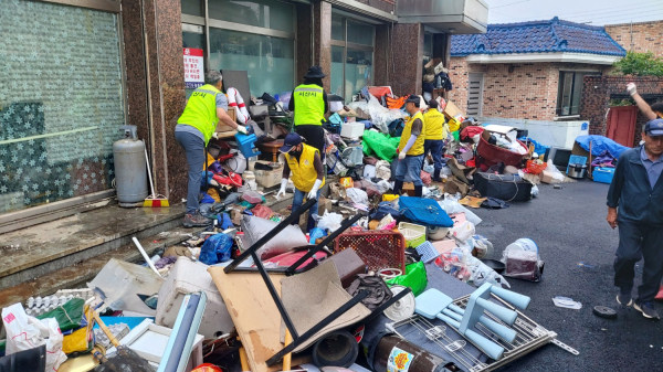 지난 21일 수석동에서 서산시청 직원 및 지역 주민들이 쓰레기를 수거하는 모습