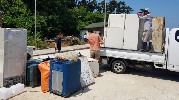 지난 23일 서산시청 직원들이 팔봉면 고파도에서 쓰레기를 수거하는 모습