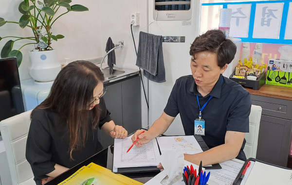 명찰을 패용한 지역 공인중개사 모습.