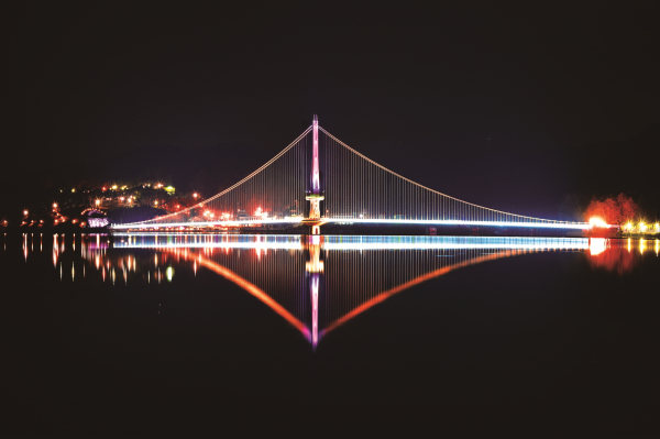 예당호 출렁다리 모습.