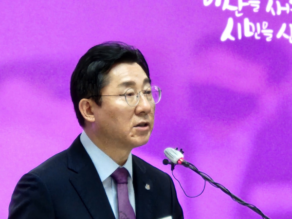 기자회견하는 박경귀 아산시장