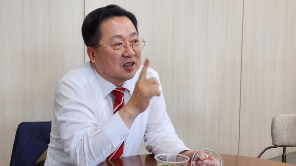 이장우 대전시장이 27일 시청 3층 한꿈마루에서 출입 기자단과 차담회를 하고 있다.