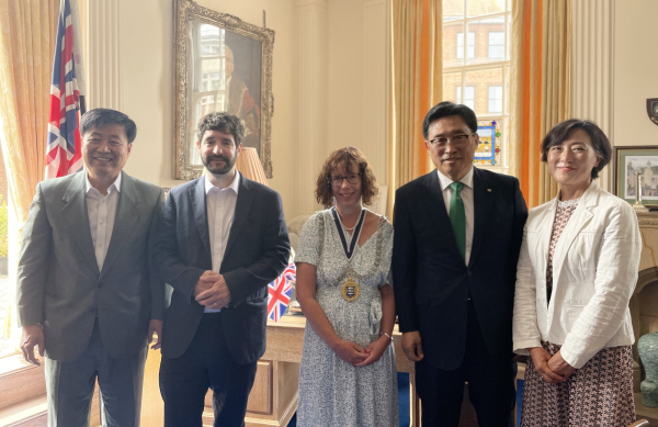 영국 런던 킹스턴구 의회 방문 현장 사진 * 김춘진 한국농수산식품유통공사 사장(우측), 다이애나 화이트(Diane White) 킹스턴구 시장(좌측)