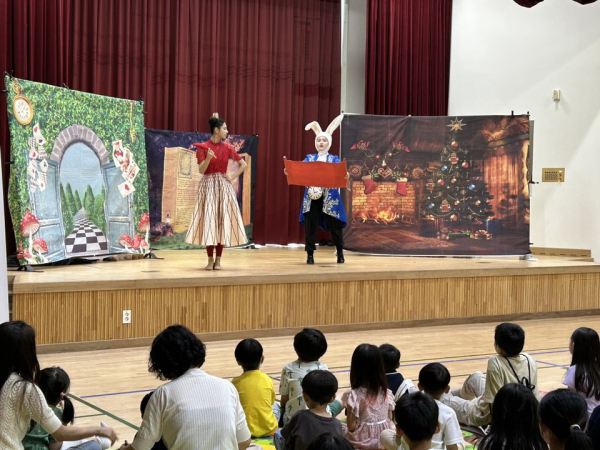 의랑초 학생들이 ‘신나는 예술여행 Book Performance 환상의 도서관’을 관람하고 있
