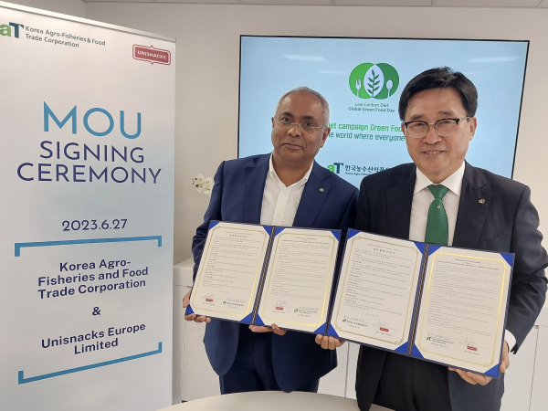 한국농수산식품유통공사-영국 유니스낵 업무협약 * 한국농수산식품유통공사 김춘진 사장(우측), 유니스낵 하이드 하니퍼 대표(좌측)