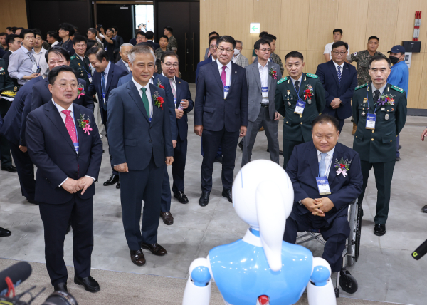 이장우 대전시장과 이상민 국회의원 등이 방위산업 부품·장비대전 및 첨단국방산업전 행사장에서 관계자로부터 설명을 듣고 있다.