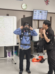 지난 27일 밀폐공간 질식사고 대비 긴급구조 훈련 참여한 직원이 공기호흡기 사용법을 익히고 있다.
