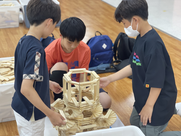 여울초교 5, 6학년 학생들이 제7회 여울수학구조물 경진대회에 참가하여 실력을 뽐내고 있다.