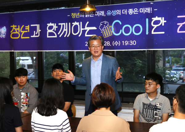 유성구가 지난 28일 유성청년들과의 소통간담회를 개최한 가운데, 정용래 유성구청장이 청년들에게 인사말을 하고 있다.