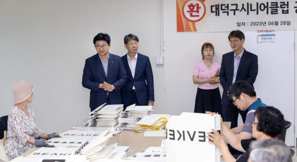 최충규 대덕구청장(사진 왼쪽 두 번째)이 지난 28일 오정동 대덕공동작업장에 방문해 노인일자리 사업에 대한 어르신들의 의견을 듣고 있다.