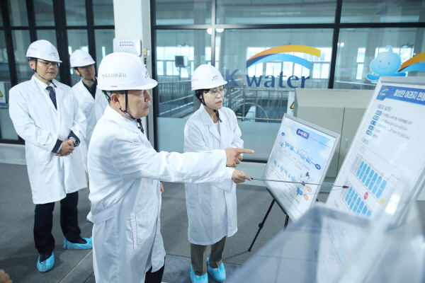 윤석대 한국수자원공사 사장(사진 맨 앞)이 29일, 경기도 화성시 화성정수장의 활성탄여과지 시설을 현장점검하고 있다.