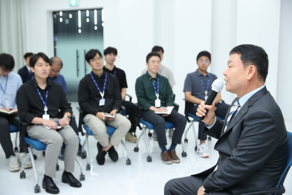 윤석대 한국수자원공사 사장이 29일, 경기도 화성시 화성정수장 현장점검을 마치고 직원들과 대화를 갖고 있다.
