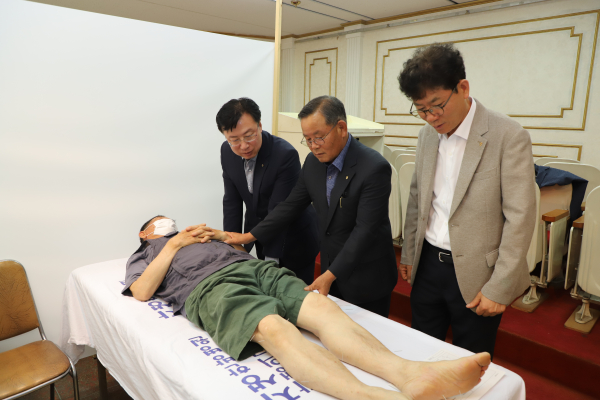 이종욱 농협충남세종본부장(왼쪽), 윤상우 정안농협조합장(가운데), 안종진 농협공주시지부장(오른쪽)이 정안농협에서 개최된 농업인행복버스에 참여한 농업인을 살펴보고 있다.