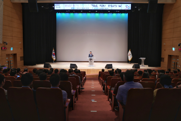 당진시 민선 8기 1주년 기념 직원 만남의 날 시장님 당부 말씀 모습