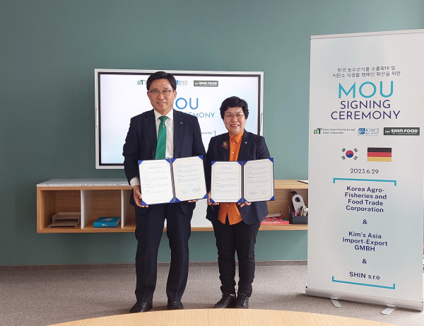 한국농수산식품유통공사-체코 신푸드 MOU 기념사진 * 한국농수산식품유통공사 김춘진 사장(좌측), 체코 신푸드 최춘정 대표(우측)