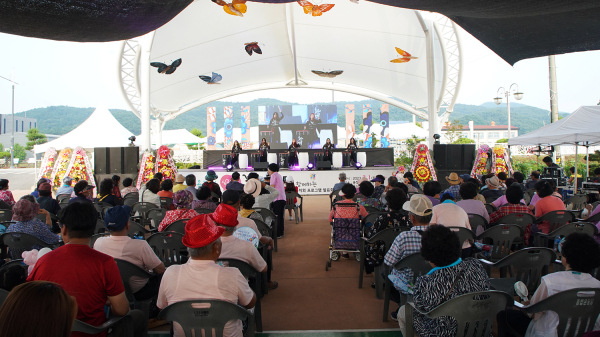 지난 1일 운산면 용장천 어울림광장에서 열린 제1회 용장천 심쿵샘쿰 꽃마실 축제 모습