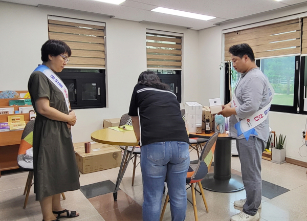 지난달 28일 군 교육문화센터에서 진행된 영수증 교환 행사.