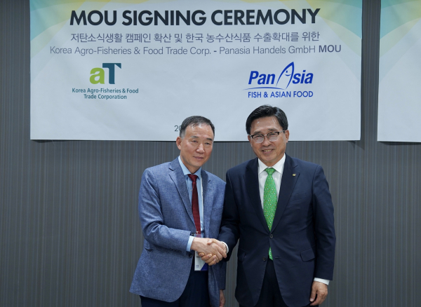 한국농수산식품유통공사-오스트리아 판아시아 MOU * 한국농수산식품유통공사 김춘진 사장(우측), 판아시아 정종완 회장(좌측)