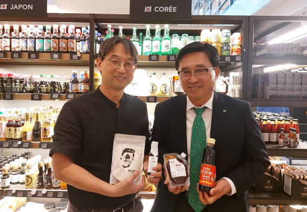 봉마르쉐(Bon Marché) 식료품점 방문 현장 사진 * 김춘진 한국농수산식품유통공사 사장(우측)