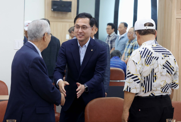 박희조 동구청장이 3일 (사)대한노인회 대전동구지회를 방문해 소통간담회 참석자와 악수하고 있다.