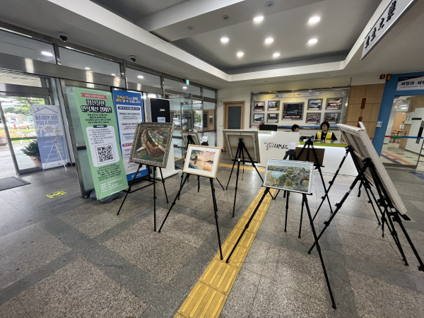 대덕구청 내 정신장애인의 미술 작품 전시 운영 모습