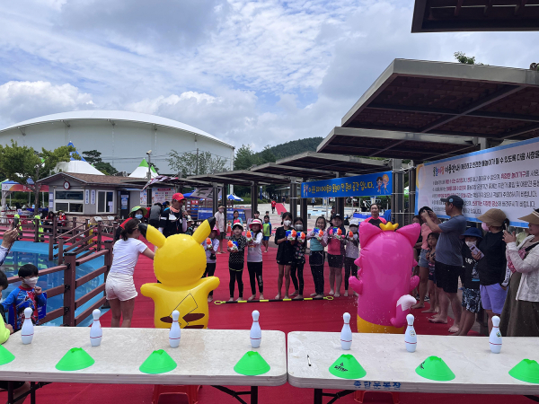 지난해 여름 종합운동장 야외 물놀이장에서 시민들이 더위를 피하는 모습