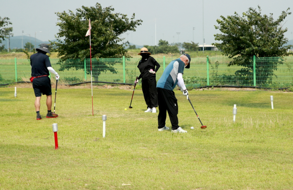 태안군생활체육공원 내 파크골프장에서 파크골프를 즐기는 군민들(22. 7. 9.).