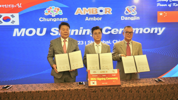 당진시-앰버사 투자협약식 (왼쪽부터 오성환당진시장 김태흠충남도지사 황샤오용 앰버그룹회장)