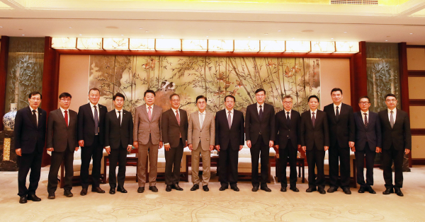 상하이 시장 접견 (왼쪽에서 다섯번째 오성환당진시장)