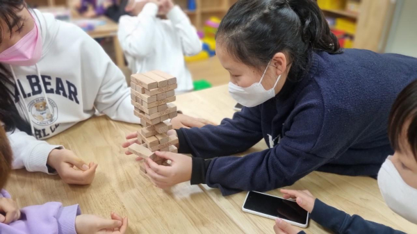 학부모 봉사자가 돌봄 학생들을 대상으로 돌봄 프로그램을 진행하고 있다.