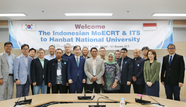 4일 인도네시아 내방단을 맞이해 글로벌 산학협력 교류 확대를 위한 행사를 개최하고 기념촬영을 하고 있다.(왼쪽에서 다섯 번째부터 한밭대 오용준 총장, ITS 대학 Bambang Pramujati 부총장, 인도네시아 교육부 Dyah Kartiningdyah 코디네이터)