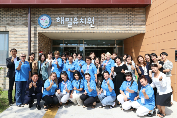 5일, 우즈베키스탄 유아 교육전문가들이 세종시 해밀유치원을 둘러보고 기념 촬영