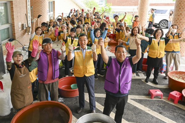 6일 부사칠석놀이보존회관에서 열린 중구자원봉사협의회의 ‘사랑의 삼계탕 나눔’ 행사 모습