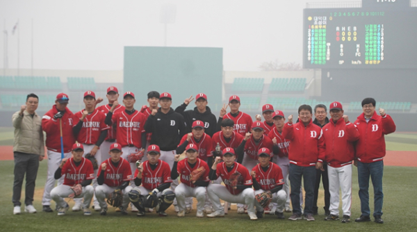 대덕대 야구부 경기 전 단체사진(이재열 총장, 전대영 감독, 이문희 부총장/우측 3명 좌부터))