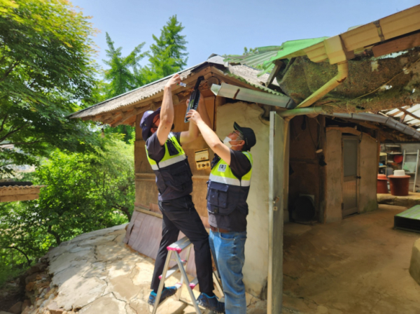 안심 마을 조성 위해 LED 태양광 센서등 설치 모습