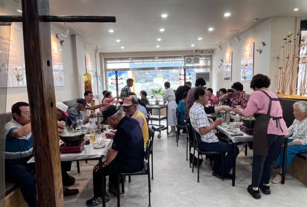 사단법인 슬기로운여성행동(상임이사‧대표 윤경숙)이 초복을 앞두고 지역 어르신들의 건강을 위해 통 큰 대접에 나서 눈길을 끌고 있다.