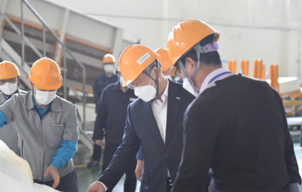 반장식 조폐공사 사장(오른쪽 두 번째)이 현장 점검을 하고 있다.