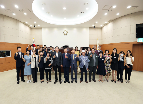 대전광역시 유성구의회 개원 1주년 기념식 후 정용래 유성구청장과 함께 단체사진