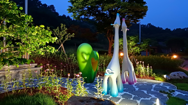 청양문화예술회관 달빛 가득 실외 정원 모습