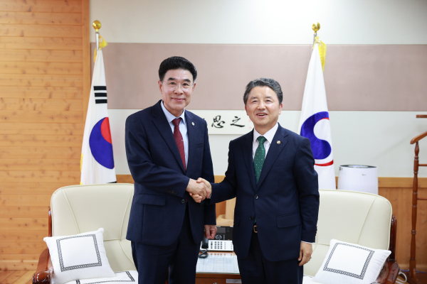 왼쪽부터 이응우 시장, 남성현 산림청장