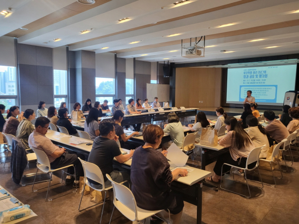 지난 10일 교내에서 ‘2023년 위기학생 관리 프로그램 1차 성과공유 및 평가회’를 열고 박정호 학생상담센터장이 설명하고 있다.