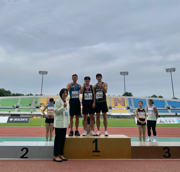 가운데 서천군청 육상팀 이용문 선수