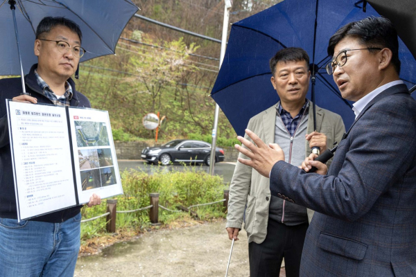 최충규 대덕구청장(사진 오른쪽)이 대청호 테크로드 경관조명 설치 사업 현장을 방문해 현장을 둘러보고 있다.
