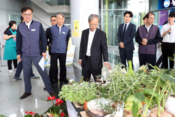 국가철도공단 김한영 이사장이 11일 철도공단 본사 1층에서 열린 바자회에 참여하고 있다.