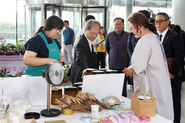 국가철도공단 김한영 이사장이 11일 철도공단 본사 1층에서 열린 바자회에 참여하고 있다.