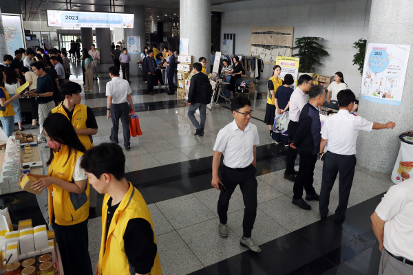 본사 1층에서 임직원과 ‘2023 사랑나눔 바자회’ 개최 모습