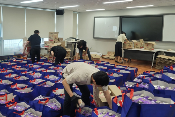 학교교육지원센터 직원들이 취약계층 학생들에게 지원할 꾸러미를 담고 있다.