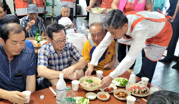 대전 서구 봉곡동 마을을 찾아 여름 보양식인 삼계탕과 수박 전달