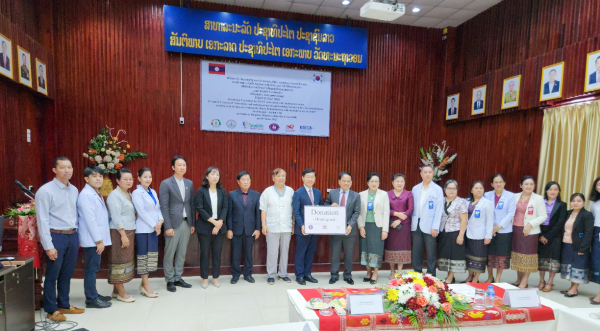 어린이병원 청력검사실 이양 및 보청기 기증식 사진       (왼쪽에서 9번째 구호림 교수, 10번째 라오스 보건부 차관)